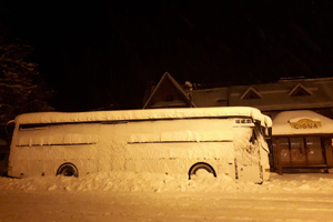 Przystanek autobusowy zimą w Cisnej w Bieszczadach